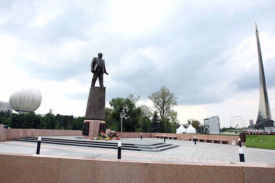 Памятник Сергею Королёву, конструктору ракетно-космических систем, на Аллее Космонавтов, рядом с монументом «Покорителям космоса»
