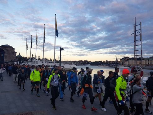 Марш-марафон сразу после старта в центре Стокгольма