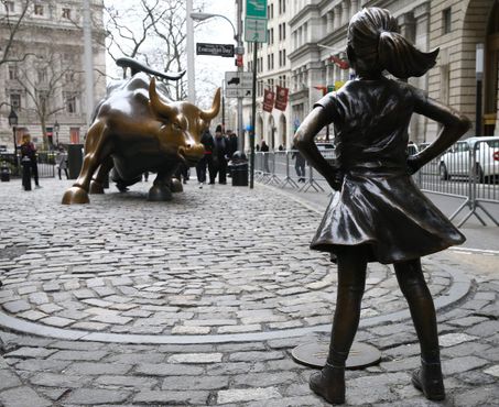 Статуя «Бесстрашная девочка» рядом с «Атакующим быком»
