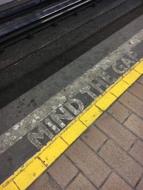 Знаменитое предупреждение о расстоянии между поездом и платформой