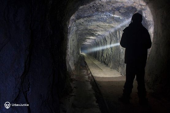 Один из длинных тоннелей, ведущих вглубь горы