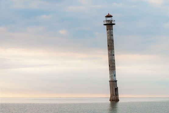 Наклонный маяк Кийпсааре, недалеко от эстонского острова Сааремаа