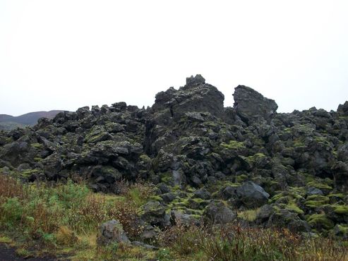 Вулканический туф, который увеличил размер о. Хеймаэй в 1973 году. 
