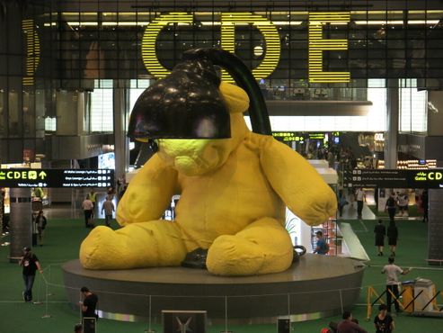 Лампа-медведь в международном аэропорту Хамад