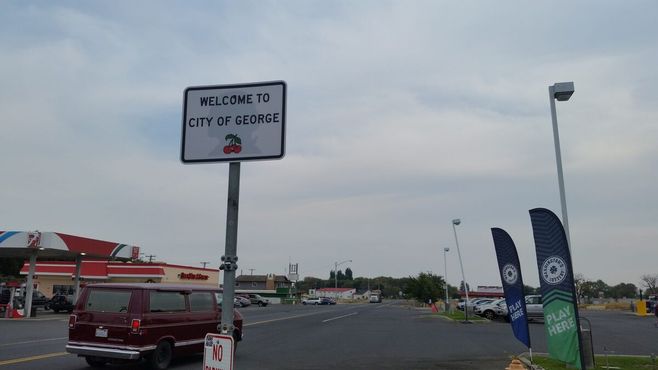 Знак города Джордж рядом с бюстом