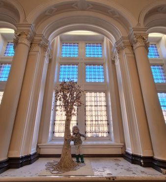 Дерево с бабочками, Центральная библиотека
