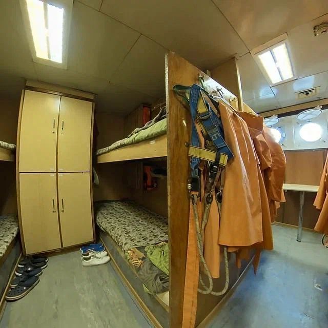 Яхты, Хаусботы