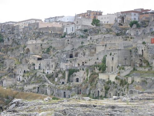 Пещерные жилища на склоне Сасси-ди-Матера
