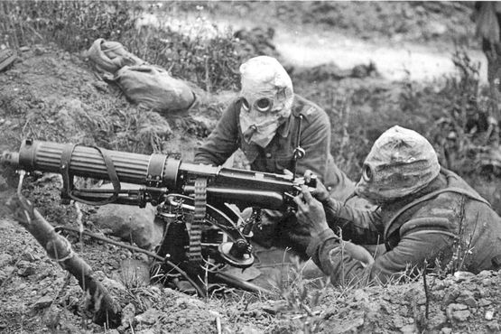 Пулемётчики в противогазах в битве на Сомме, 1916 год