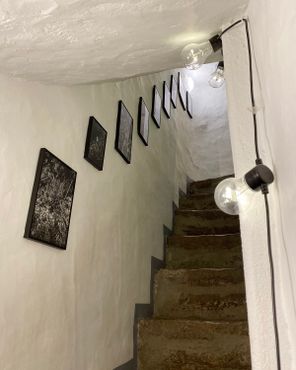 Фотовыставка на стене "потайной лестницы"