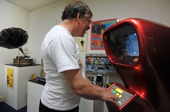Посетитель играет в «Computer Space», первую коммерческую видеоигру 1971 года