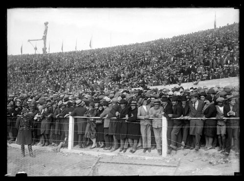 Зрители наблюдают за матчем Уругвай - Перу, «Сентенарио», 1930 г.