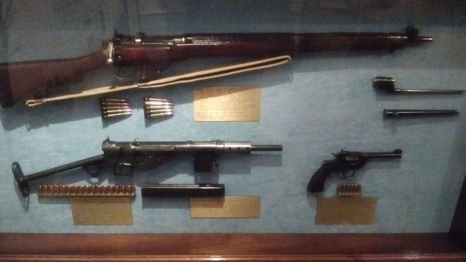Винтовка «Ли-Энфилд», автомат «Стен» и штыки времён Второй мировой войны, револьвер «Веблей» времён Первой мировой войны