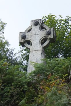 Кельтский крест на холме