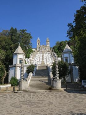 Лестница Пяти чувств с фонтанами и статуями