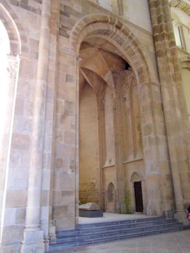 Внутри базилики в аббатстве Клюни