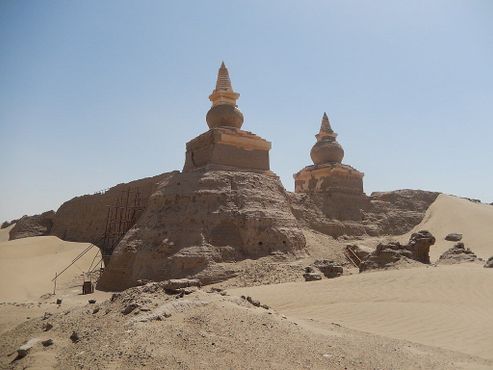 Руины более 10 ступ эпохи династии Юань, расположенных за пределами северо-западного угла Хара-Хото