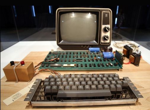 Компьютер «Эппл 1», построенный (не в гараже) и проданный Джобсом и Возняком в 1976 году за 666,66 долларов