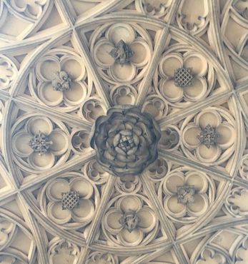 Инициалы на потолке