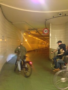 Велосипедисты в тоннеле