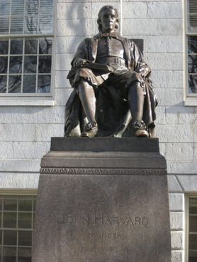 На постаменте написано: «Джон Гарвард. Основатель». Но так ли это на самом деле?