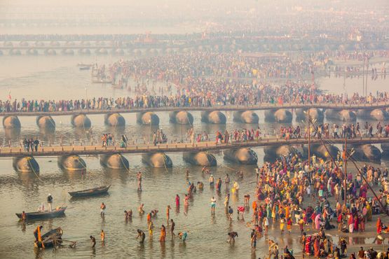 Переполненные понтонные мосты во время Кумбха-Мела
