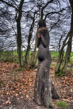 Эта статуя известна  как «Леди в лесу»