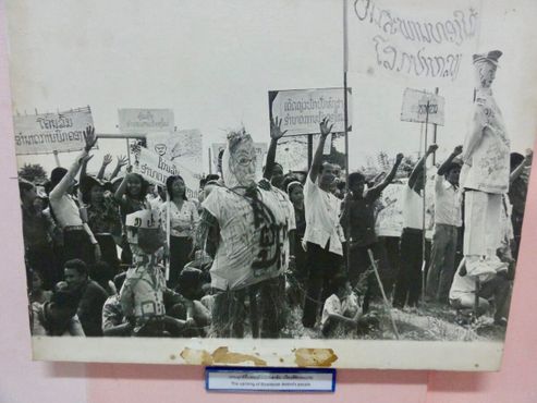 Протестующие в Лаосе с чучелами Генри Киссинджера