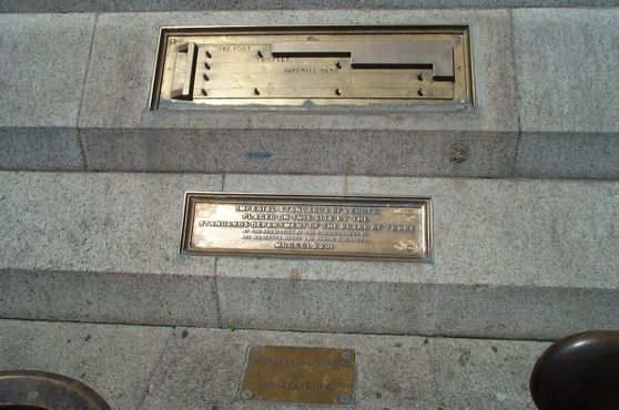 Имперские стандарты длины 1876 года на Трафальгарской площади в Лондоне