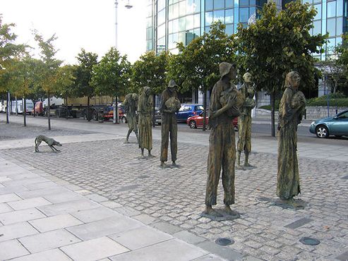 Скульптуры голодающих на берегу Лиффи