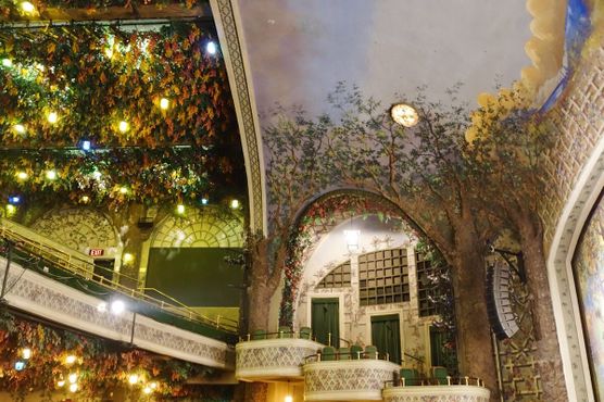 Сцена и балконы театра «Зимний сад»
