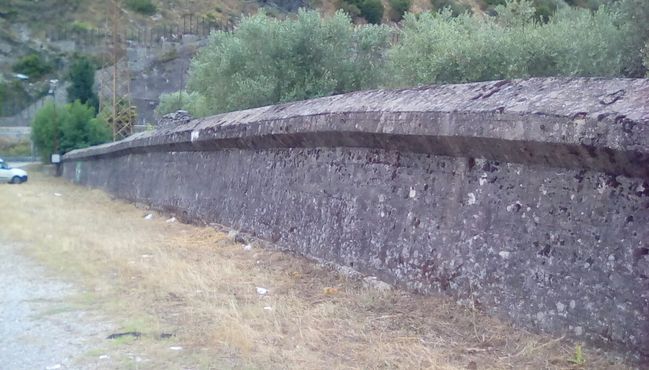 Наиболее заметное из сохранившихся укреплений - противотанковая стена