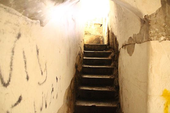 Лестница внутри одного из бункеров времён Гражданской войны