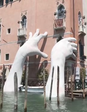 Руки, появляющиеся из воды