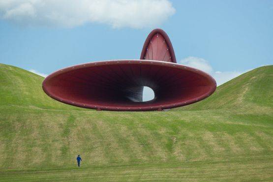 Огромная скульптура авторства Аниша Капура