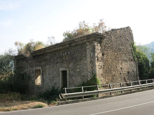Правая часть и задняя стена разрушенной церкви Санта-Мария в Витторино