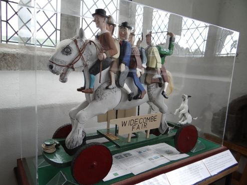 Серая кобыла и наездники