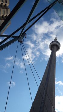Вид снизу на башню CN Tower