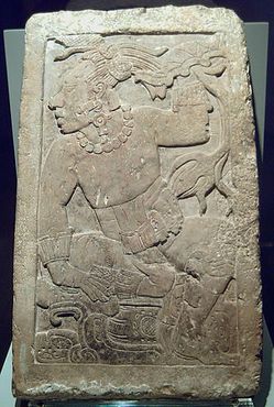 Древний барельеф майя, который когда-то был ножкой королевского трона в Паленке, вывезенной конкистадорами