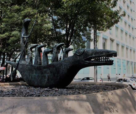 Скульптура находится перед торговым центром по адресу проспект Реформы, 222