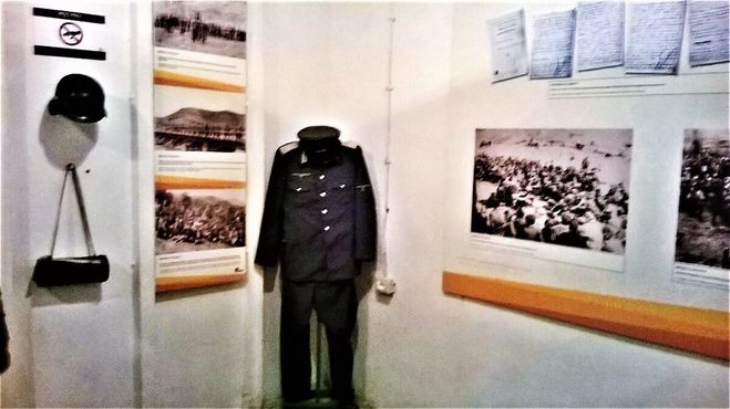 Униформа, исторические фотографии и артефакты в одной из комнат бункера