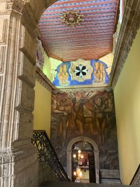 «Всеведение», фреска Хосе Клементе Ороско, которая занимает всю стену у подножия лестницы
