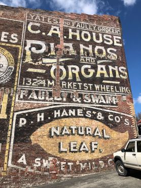 Старая реклама на стенах