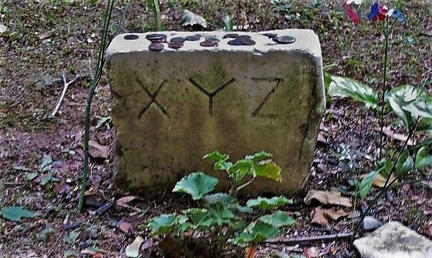 Посетители оставляют на могиле монеты