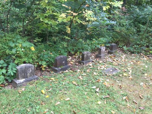За часовней расположено маленькое кладбище домашних животных