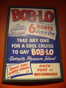 Винтажный плакат, рекламирующий лодки Бобло, на которых вы попадёте на «Остров удовольствий Детройта»