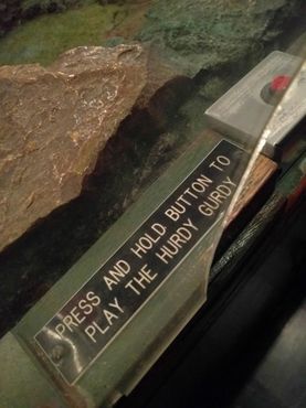 Посетители могут нажимать на кнопки по периметру макета, чтобы приводить в действие подвижные части или запускать звуковое сопровождение