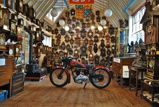 В «Кукуленде» выставлены антикварные часы, винтажные мотоциклы и необычные музыкальные инструменты