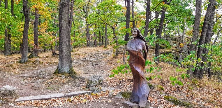 Скульптура ведьмы в лесу