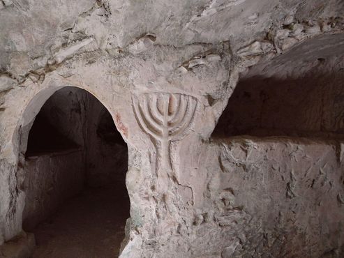 Барельеф с изображением меноры в Пещере синагогального ковчега